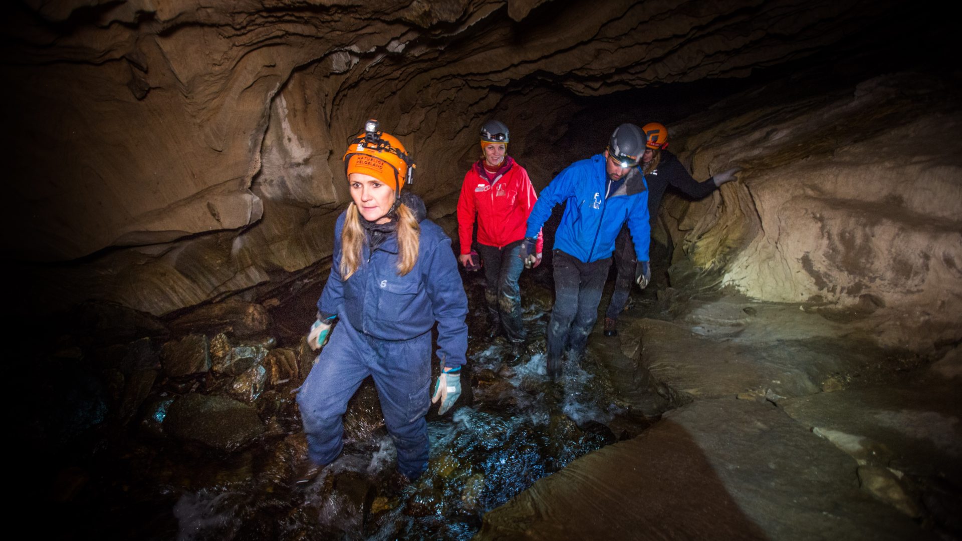 Hi North Øyfjellgrotta - cave exploring